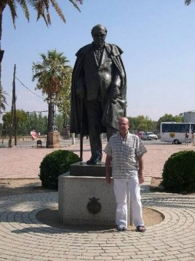 Linares davanti alla statua di Segovia