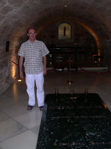 Giovanni Grano before Segovia's grave